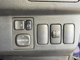 【電動格納ミラー】サイドミラーは電動格納式となっており、狭い駐車場でもキズがつくリスクを抑えられます。