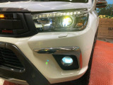 【LEDヘッドライト】悪天候や夜間走行時も良好な視界を確保し安心して運転できる高輝度LEDヘッドライトを装備!点灯速度が早く、消費電力も抑えられています。