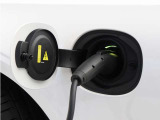 専用コードを接続するだけで簡単に充電が行えます。プラグインハイブリッドモデルRecharge Plug-in hybrid T8 AWDは、走行中の充電のほか、自宅などに設置された充電機器からの充電が可能です。