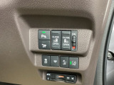 パワースライドドアの開閉はスマートキーのリモコンやドアノブは勿論、運転席側のスイッチ操作でも開閉ができ、安全・簡単です。