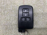 手荷物が多いときでも、スマートキーをバッグやポケットに携帯していれば、キーを取り出すことなくドアの解錠・施錠ができます