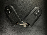 スマートキーを装備しています☆カギをカバンやポケットに入れて頂いた状態でドアロックの開閉やエンジンスタートをして頂けますよ!とても便利な装備です!