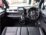 ◆視界広々で非常に運転しやすくロングドライブでも疲れを感じさせないすっきりとまとまったインパネ周りです。