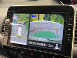 【アラウンドビューモニター】前後左右のカメラの映像をモニターに表示。真上から見ているような視点で周囲を確認できます。