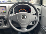 インテリアに合わせたデザインのステアリングは、運転される方のことも考え、運転しやすい形状、大きさです。是非一度、実際に触ってお確かめください。