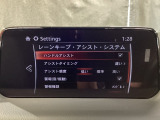 ハンドル操作をアシストすることにより車線からの逸脱回避を支援します。