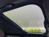 【ガラスルーフ】ガラスルーフ搭載で車内の解放感が一気にアップ!開放的なドライブをお楽しみいただけます。