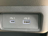 USB接続端子、USBデバイスやiPod/iPhoneまたはAndroidスマートフォンを接続できます。