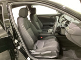 女性でも運転がしやすいように、シートの高さ調整機能(シートリフター)がついています。広い足元にゆったり座れるシートには肘掛も装備しており長距離の運転でも疲れにくいシートです。