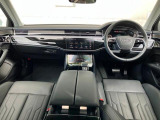 ドアを開けると上質で上品な室内空間が広がり、細部までこだわったAUDIデザインの良さと、もの作りのこだわりを感じて頂けます。
