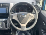 インテリアに合わせたデザインのステアリングは、運転される方のことも考え、運転しやすい形状、大きさです。是非一度、実際に触ってお確かめください。