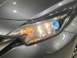 【LEDヘッドライト】悪天候や夜間走行時も良好な視界を確保し安心して運転できる高輝度LEDヘッドライトを装備!点灯速度が早く、消費電力も抑えられています。