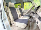 運転席まわりには十分なスペースがあり、大柄な方でもゆったり運転していただける環境です。