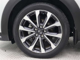 純正アルミホイールは精度が高く、走行の安定性が優れています。タイヤサイズ215/50R18