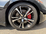 ボディーのデザインにマッチした日産純正のホイール付きタイヤです!走っていて大きいタイヤが目を引きます!!