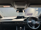 フロントピラーの位置を従来よりも後方にレイアウト。運転席からの視界の広がりを向上。車両の周囲の状況を、いち早く知ることで、安全に運行できます。