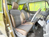 運転席まわりには十分なスペースがあり、大柄な方でもゆったり運転していただける環境です。