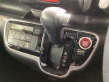 インパネシフトを採用しているので、前席の足元も広々としています。運転席と助手席の行き来もスムーズです!