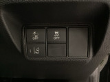 Hondaセンシング用の、VSA(ABS+TCS+横滑り抑制)解除とレーンキープアシストシステムのメインスイッチなどはハンドルの右側に装備しています。