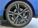BMWの純正アロイホイールは軽量かつ強度にも優れているホイールで走行性能を引き上げる設計になっております。足元にもBMWは妥協がなくこだわっている個所になります。