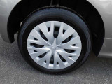 スチールホイールカバー付き。タイヤ装着サイズは「185/60R15」です。