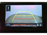 バックガイドモニター(バックモニター)付き。車両後方の映像をナビ画面に表示し、駐車などの後退操作をサポートします。