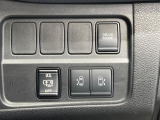 【両側ハンズフリーパワースライドドア】運転席/助手席側とも電動スライドドアを装備。手が離せない時に足をかざすだけでスライドドアを開閉できます。お子様の乗降りやお買い物の荷物の積み降ろしにも便利!