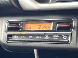 【オートエアコン】一度お好みの温度に設定すれば、車内の温度を検知し風量や温度を自動で調整。暑い…寒い…と何度もスイッチ操作をする必要はありません。快適な車内空間には必須の機能ですね♪