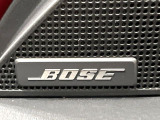 【BOSEサウンドシステム】メーカーオプションの高品位サウンドシステムを搭載。専用のチューニングが施された大小様々なスピーカーから良質なサウンドが奏でられ、臨場感あふれる音響空間を演出