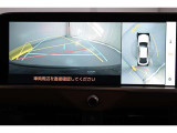 パノラミックビューモニターです。 車を真上から見たような映像をディスプレイに表示。 車両周辺の状況をリアルタイムで確認できます。