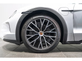 20 インチ Taycan Turbo S Aero Design ホイール搭載です。