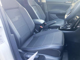 「TSIスタイル」に装着されるスポーツコンフォートシート。欧州車らしく硬めのシートが体を程よくつつみこみ、長距離でも快適に運転できます。