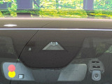 【スマートブレーキサポート】走行中に前方の車両等を認識し、衝突しそうな時は警報とブレーキで衝突回避と被害軽減をアシスト。より安全にドライブをお楽しみいただけます。