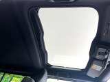 【ガラスルーフ】ガラスルーフ搭載で車内の解放感が一気にアップ!開放的なドライブをお楽しみいただけます。