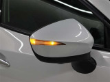 サイドターンランプ付きドアミラー。車両のドレスアップと右左折時の被視認性を兼ね備えたお洒落なミラーです。