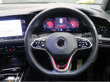Volkswagen全車共通の上質な本革を使用した手触りのしっとりとしたステアリングです。唯一素肌が触れるハンドルは上位モデルと同じ握り心地になっております。