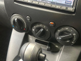 寒い冬も暑い夏も全席に快適な空調を届けてくれる、ダイヤル式エアコンを装備♪