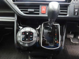 運転席と助手席、それぞれの体感温度の違いに合わせて温度設定が出来る、左右独立温度コントロールフルオートエアコンです。センサーが感知して、温度、風量を自動的にコントロールし、快適な空間にしてくれます。