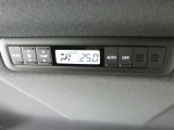 後部座席にもオートエアコン装備ですから車内は、とっても快適です。