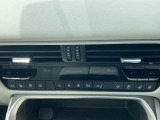 運転席&助手席には3段階調整が可能なシートヒーター機能だけでなく、ハンドルヒーターにシートエアコン(ベンチレーションシート)も付いています。