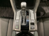CVT車のセレクトレバーです。低速から高速まで、変速ショックのないスムーズな走りと、エンジン効率のよい領域を維持して燃費にも貢献します。サイドブレーキはスイッチ操作の電子制御パーキングブレーキです。