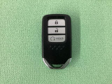 スマートキーを装備しています。鍵を差し込むことなくドアロックの開け閉めと、スタートボタン操作でのエンジンスタートができます。