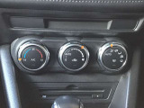 余計な操作の手間が無いフルオートエアコン。車内を常に快適な温度で保ちます!!