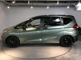 限られたスペースでも、スライドドアなら開閉がスムーズ!隣の車や壁にぶつかる心配がありません。
