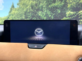 【12.3インチマツダコネクト】車内の雰囲気にマッチした大型ディスプレイ。スマホ接続でのナビ使用やBluetooth再生等、様々な機能が楽しめます。直感的なダイヤル操作が可能で、使い勝手も良好です。
