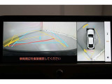 パノラミックビューモニターです。 車を真上から見たような映像をディスプレイに表示。 車両周辺の状況をリアルタイムで確認できます。