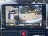 【パノラミックビューモニター】クルマを真上から見下ろした視点で駐車をサポートします。クルマの斜め後ろや真横など、いち早く障害物に気が付くことができます。