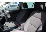 (運転席助手席)安全装備をオプションで追加するのは日本的発想。フォルクスワーゲン車はサイドエアバッグを全車標準で装備しております。