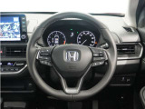 【本革巻きステアリング】ステアリングは運転中、常に触れる部分。しっとりとした上質な触れ心地がドライブ体験を彩ります。ウレタン製の物より滑りにくいです♪