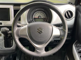 インテリアに合わせたデザインのステアリングは、運転される方のことも考え、運転しやすい形状、大きさです。是非一度、実際に触ってお確かめください。